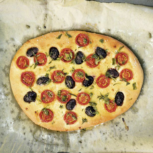 Focaccia mit Tomaten und Oliven