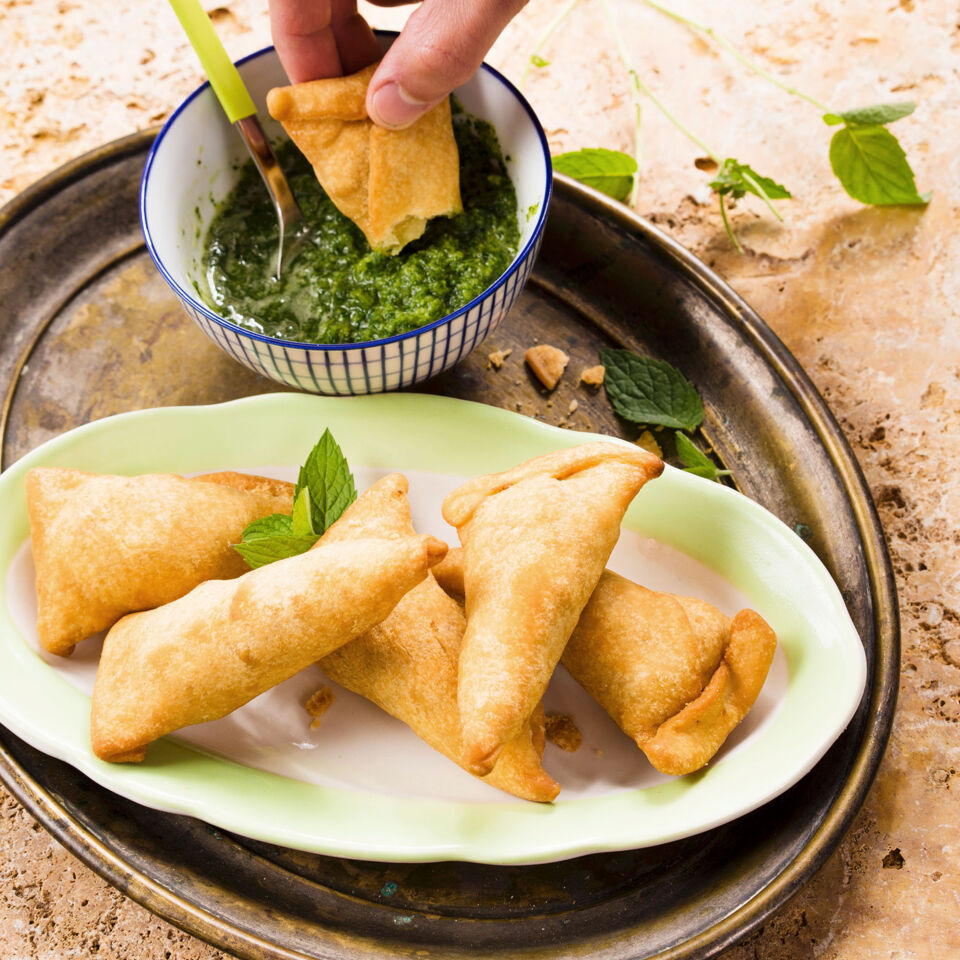 Samosas mit scharfer Minzsauce