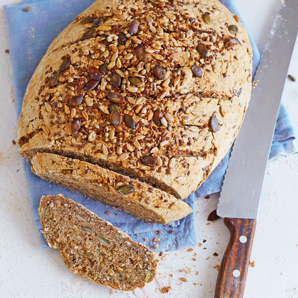 Dinkel-Mehrkornbrot mit Kernen Rezept | Küchengötter