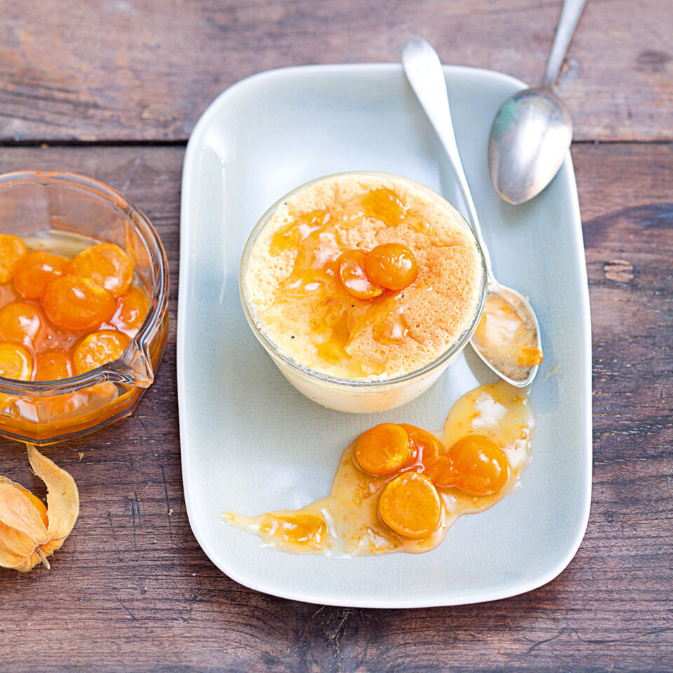 Weißes Schoko-Soufflé mit Physalissauce Rezept | Küchengötter Weißes Schoko-Soufflé mit Physalissauce Rezept | Küchengötter