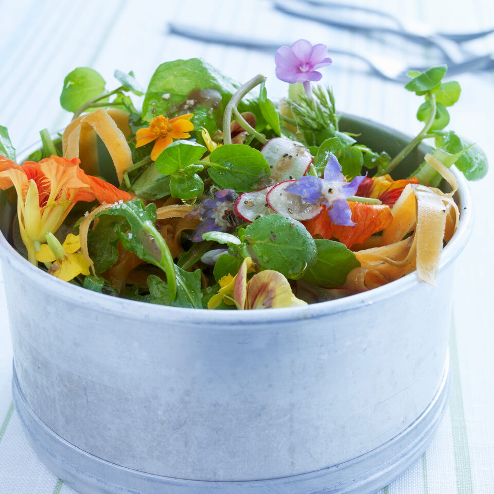 Frühlingssalat mit Blüten Rezept | Küchengötter Frühlingssalat mit Blüten Rezept | Küchengötter