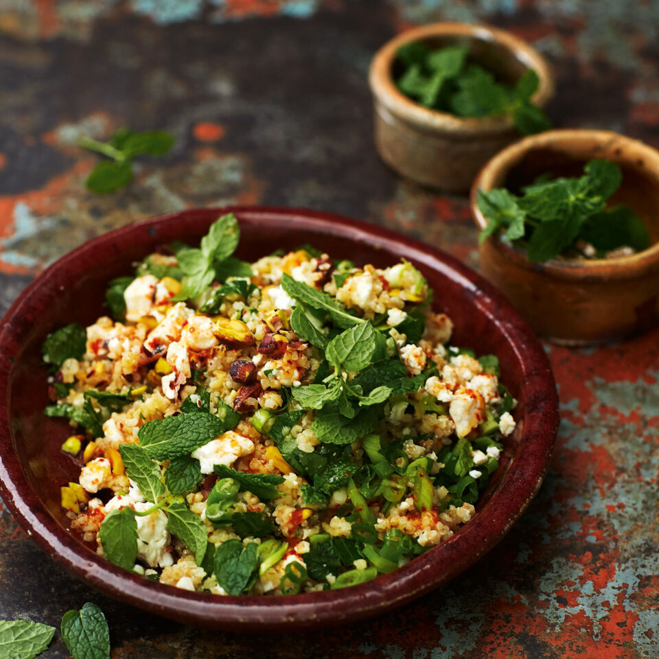 Bulgursalat mit Feta, Pistazien und Harissa-Dressing Rezept | Küchengötter Bulgursalat mit Feta, Pistazien und Harissa-Dressing Rezept | Küchengötter