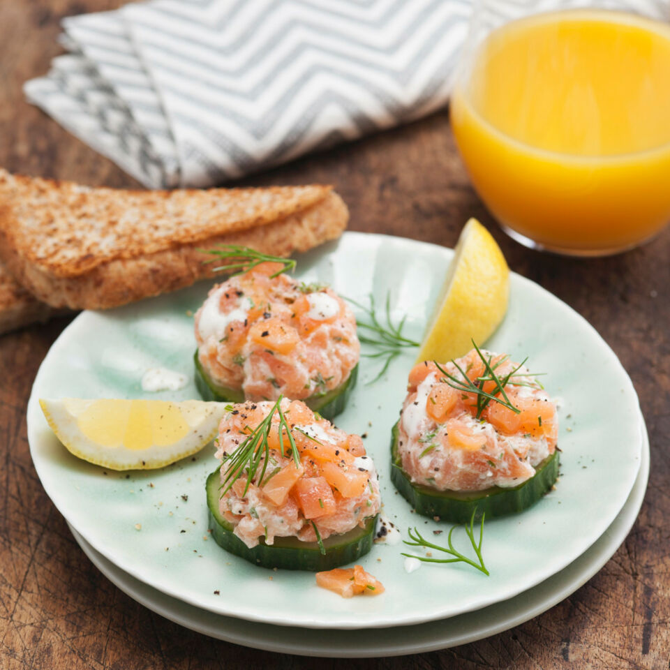 Gurkentaler mit Lachstatar Rezept (Low Carb) | Küchengötter Gurkentaler mit Lachstatar Rezept (Low Carb) | Küchengötter