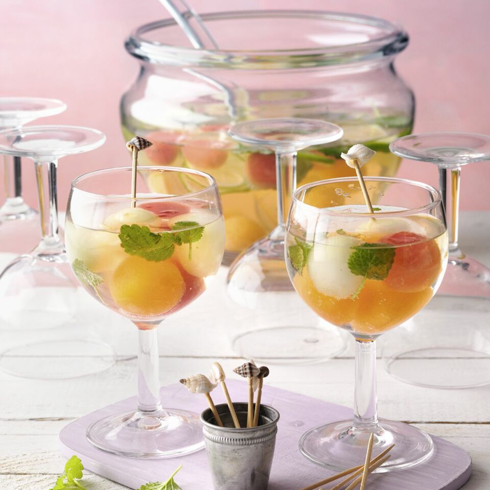 Erfrischende Melonenbowle mit Saft und Limetten Rezept | Küchengötter