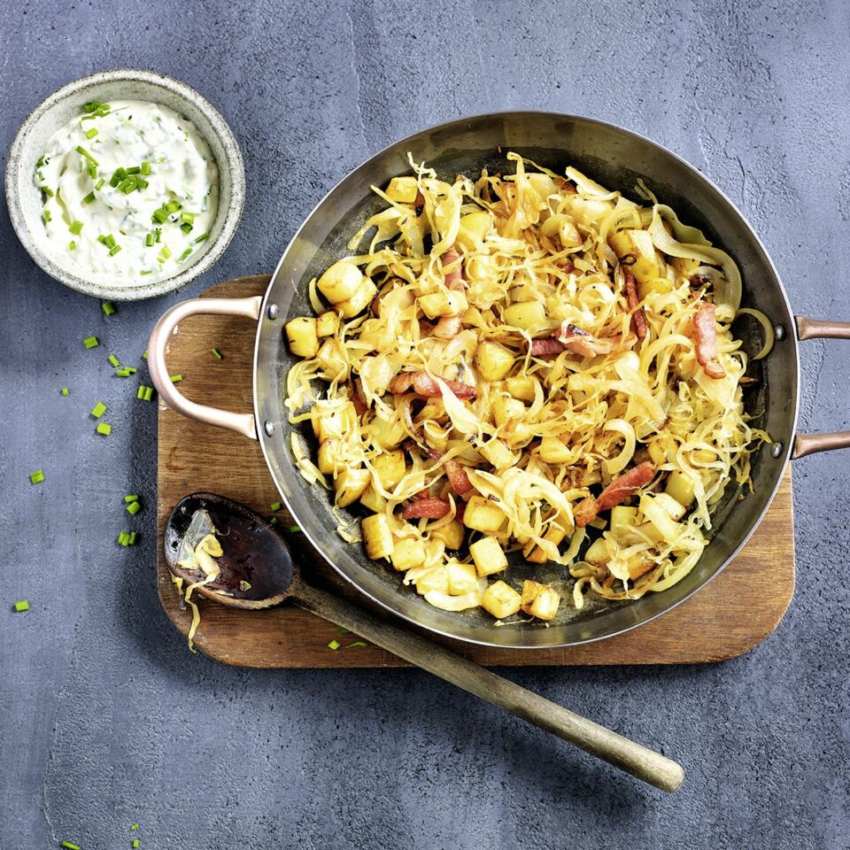 Bratkartoffel-Kraut-Pfanne Rezept | Küchengötter Bratkartoffel-Kraut-Pfanne Rezept | Küchengötter