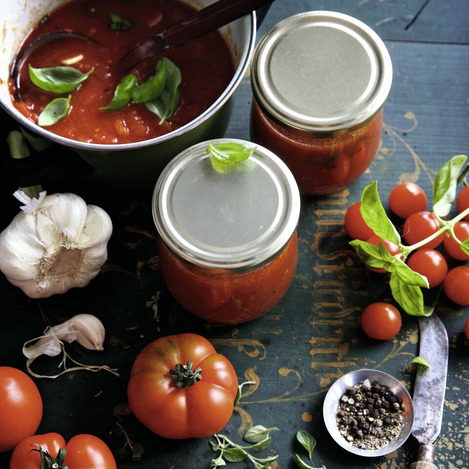 Eingemachte Tomatensauce mit Basilikum Rezept | Küchengötter