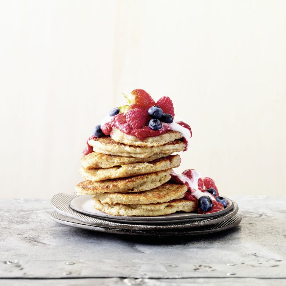 Pancakes mit Joghurt und Beeren