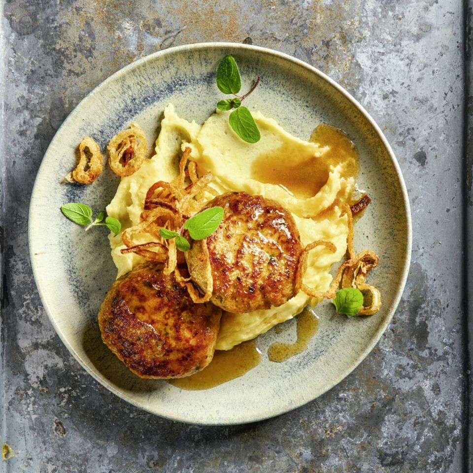 Faschierte Laibchen mit Erdäpfelpüree Rezept | Küchengötter Faschierte Laibchen mit Erdäpfelpüree Rezept | Küchengötter