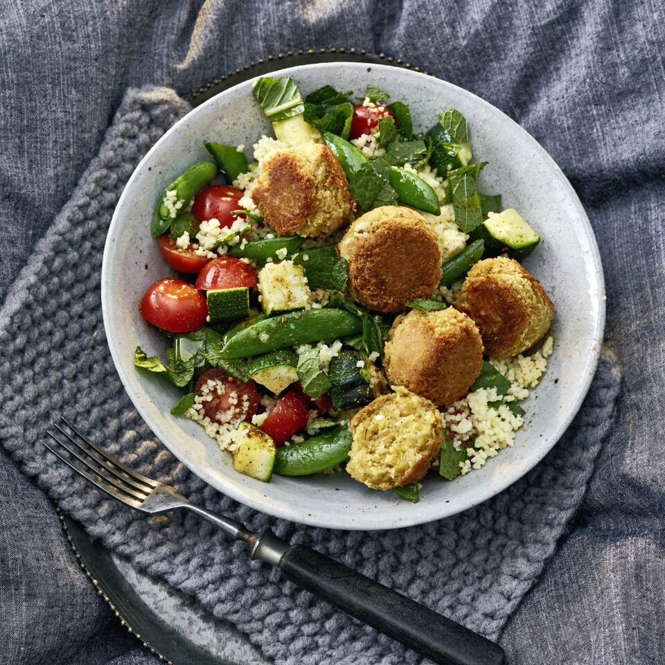 Couscous mit Gemüse und Kichererbsen-Pflanzerl Rezept | Küchengötter