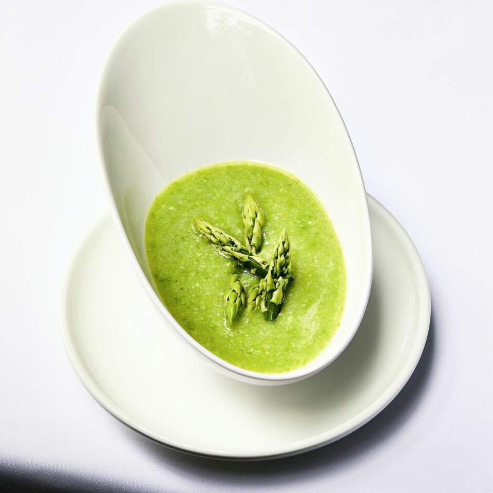 Grüne Spargelsuppe mit Hühnerroux Rezept | Küchengötter Grüne Spargelsuppe mit Hühnerroux Rezept | Küchengötter