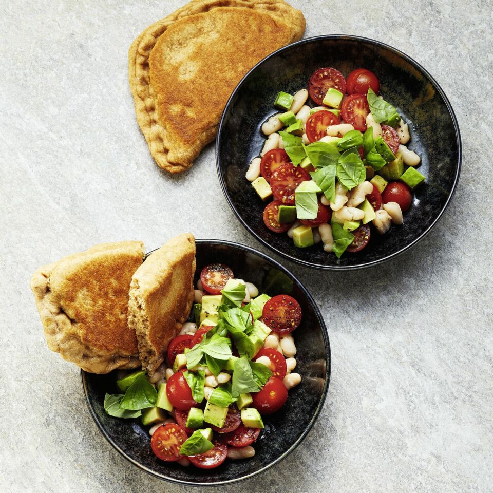 Tomaten-Bohnen-Salat mit Walnuss-Naan aus der Pfanne Rezept | Küchengötter