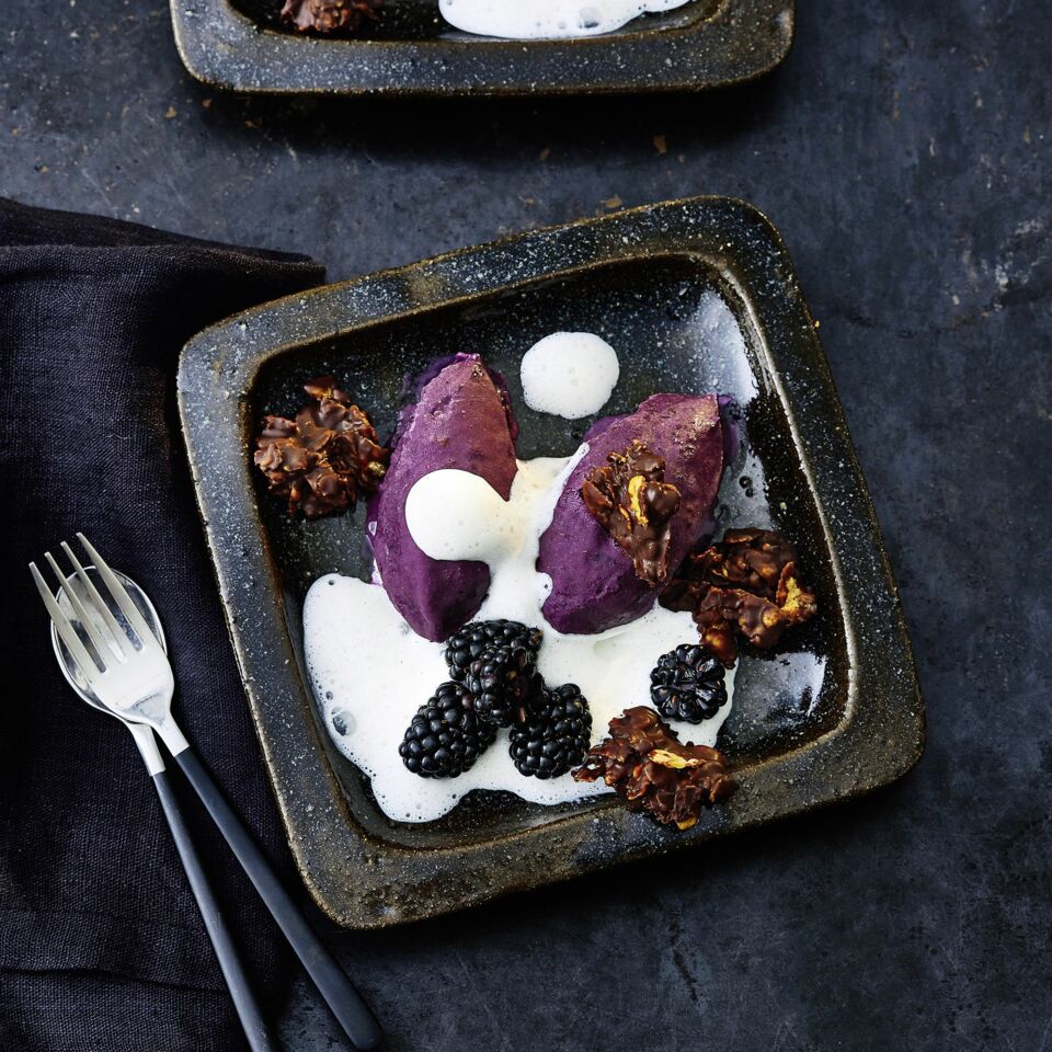 Vegane Cashew-Brombeer-Nocken mit Schoko-Flakes Rezept | Küchengötter