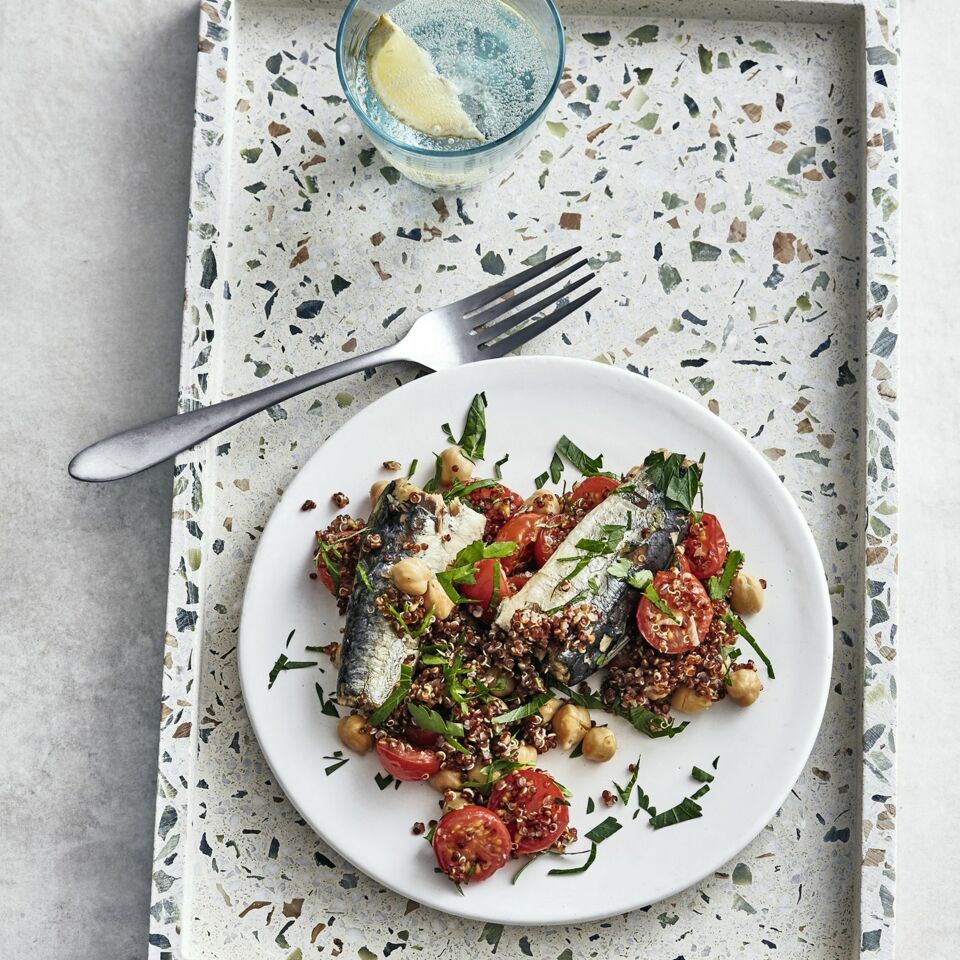 Sardinen-Quinoa-Pfanne 
mit Tomaten und Kichererbsen