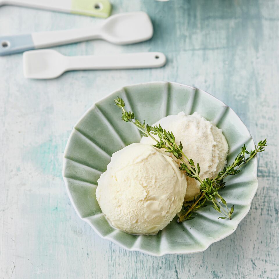 Weißes Schokoladeneis mit Thymian Rezept | Küchengötter Weißes Schokoladeneis mit Thymian Rezept | Küchengötter