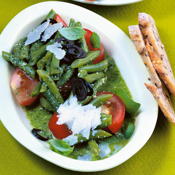 Toskanischer Bohnensalat mit Parmesan, Oliven und Pesto-Dressing Rezept ...