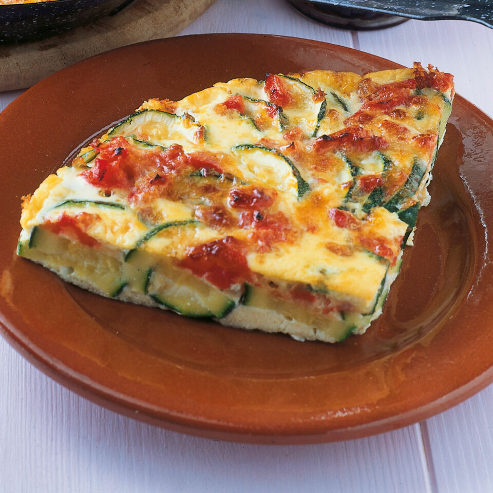 Zucchinikuchen mit Tomaten und Manchego