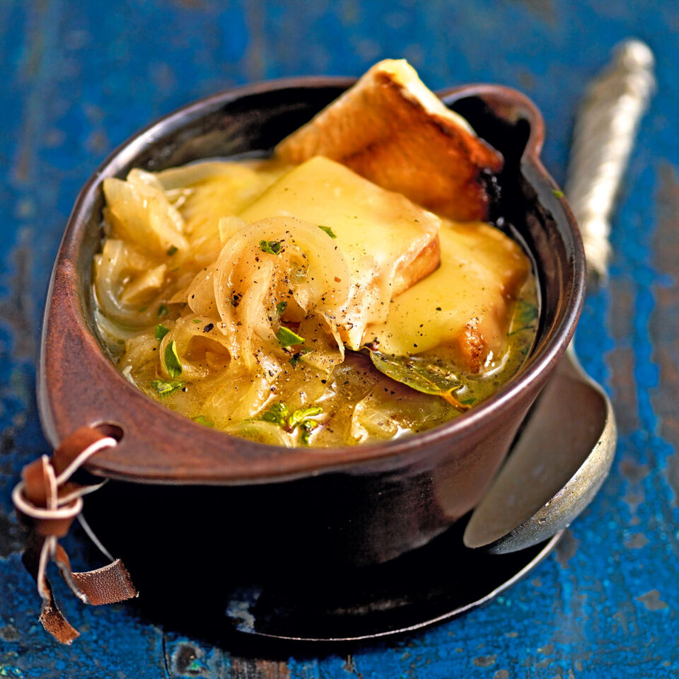 Französische Zwiebelsuppe mit Majoran und Raclettetoast