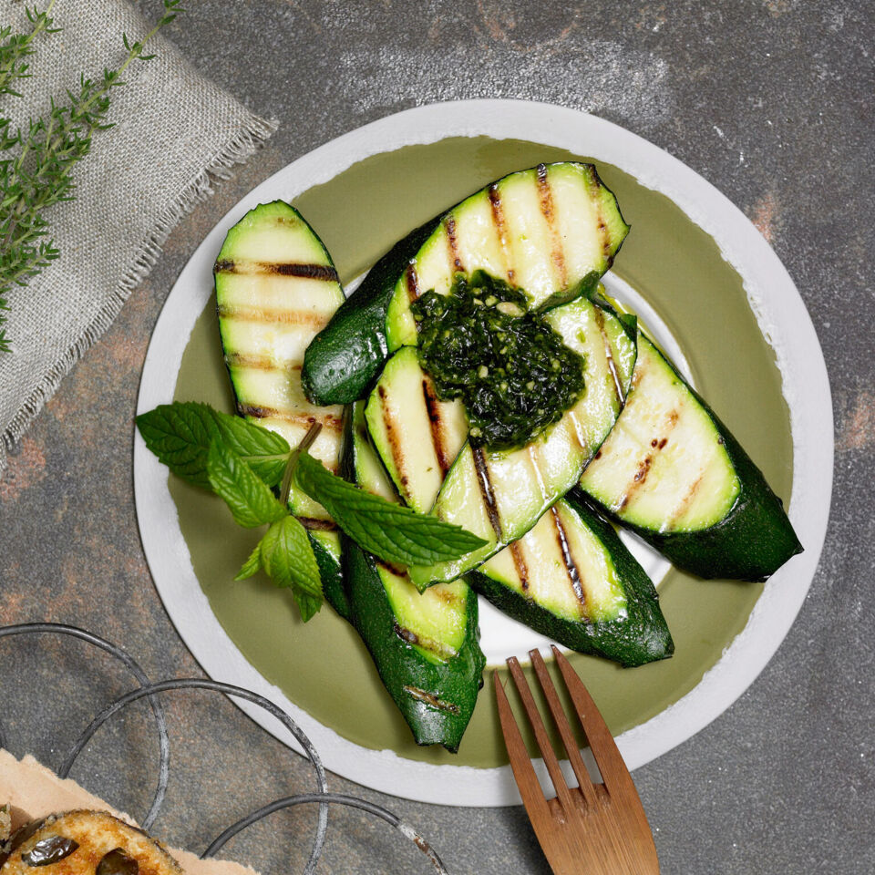 Gegrillte Zucchini mit Minzpesto Rezept | Küchengötter Gegrillte Zucchini mit Minzpesto Rezept | Küchengötter