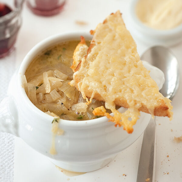 Französische Zwiebelsuppe mit Gruyère Toast Rezept | Küchengötter