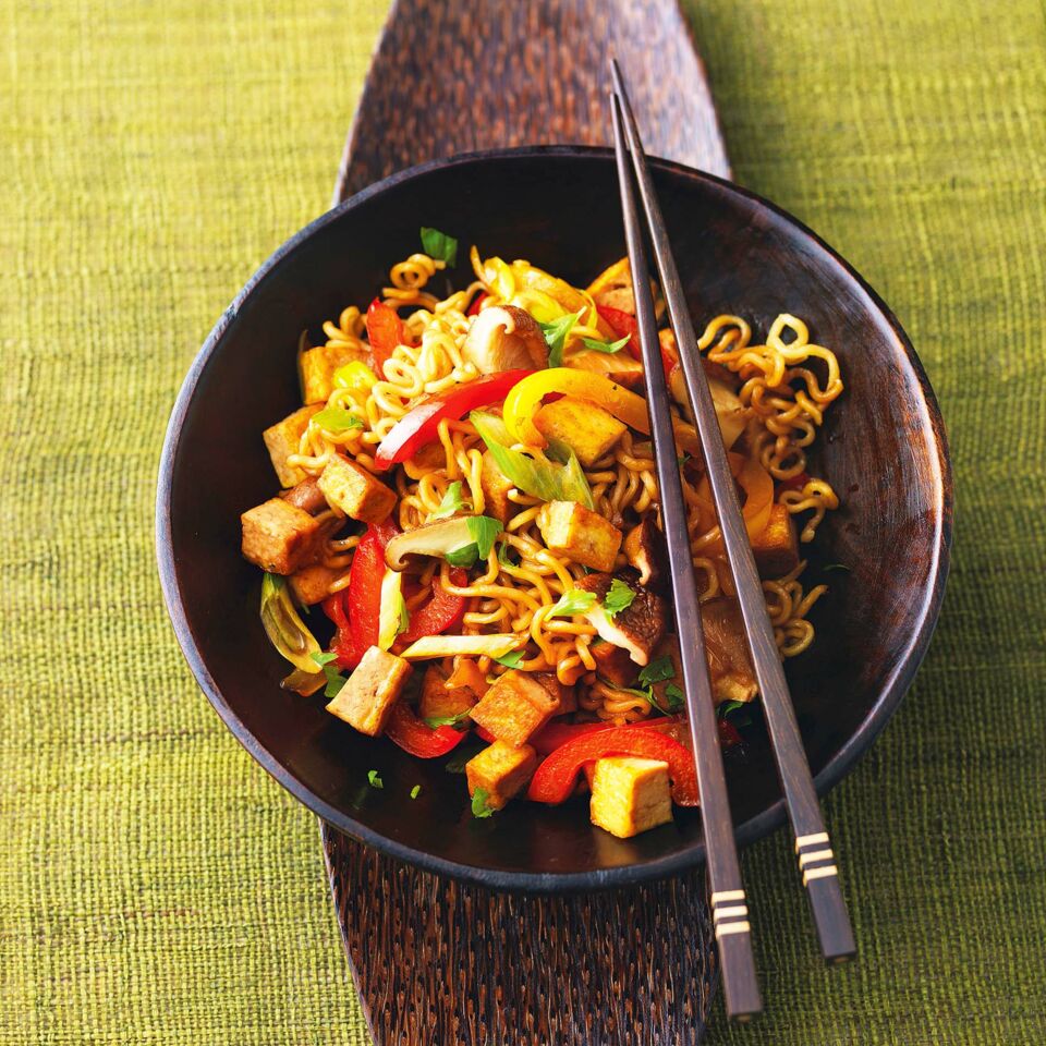 Schnelle Gemüse-Nudeln mit Tofu Rezept | Küchengötter Schnelle Gemüse-Nudeln mit Tofu Rezept | Küchengötter