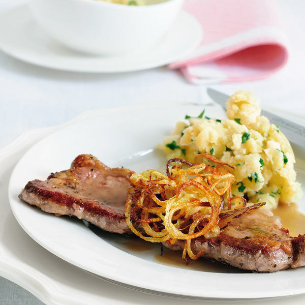 Zwiebelrostbraten mit Kartoffel-Petersilien-Püree Rezept | Küchengötter Zwiebelrostbraten mit Kartoffel-Petersilien-Püree Rezept | Küchengötter