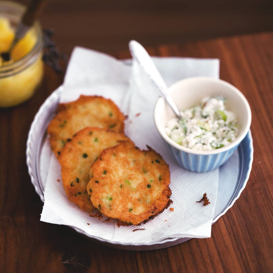 Reibekuchen mit Matjestatar Rezept | Küchengötter Reibekuchen mit Matjestatar Rezept | Küchengötter