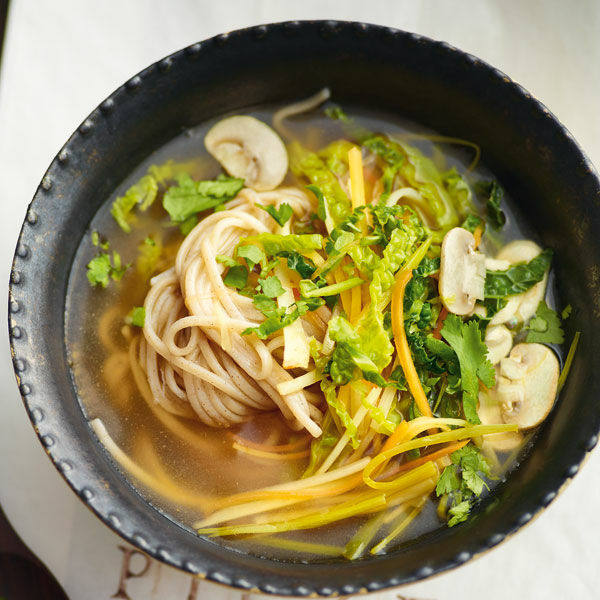 Sobanudelsuppe mit Gemüse und Wasabi