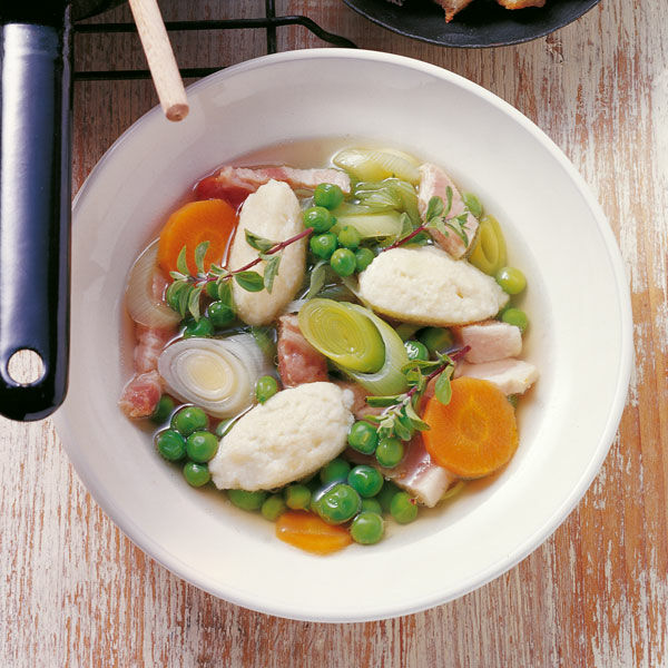 Grüne Erbsensuppe mit Grießklößchen Rezept | Küchengötter Grüne Erbsensuppe mit Grießklößchen Rezept | Küchengötter