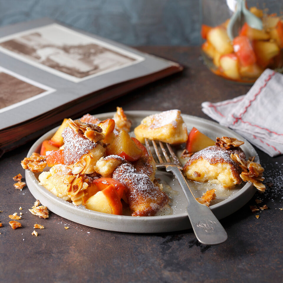 Kaiserschmarren mit Karamellmandeln und Apfelröster Rezept | Küchengötter