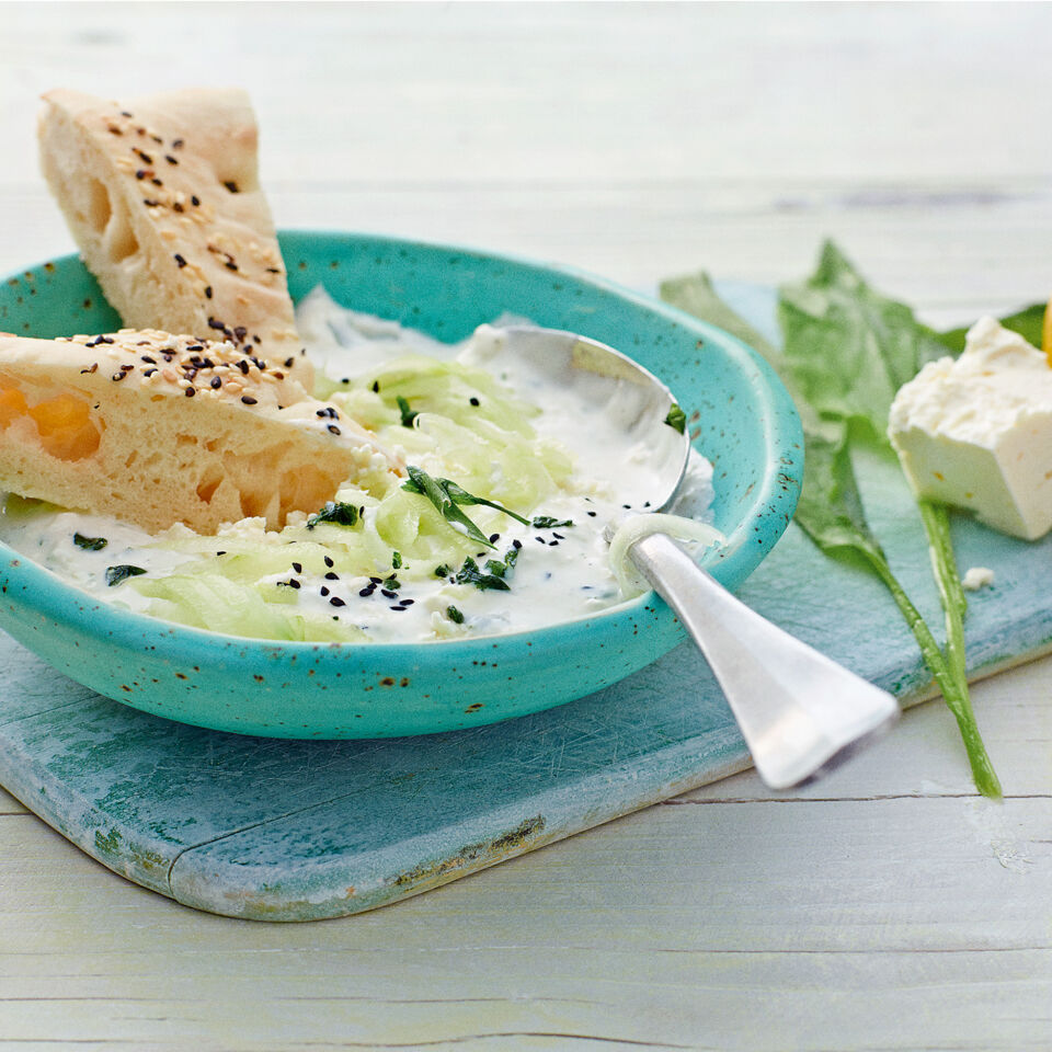 Bärlauch-Zaziki mit Feta Rezept | Küchengötter Bärlauch-Zaziki mit Feta Rezept | Küchengötter