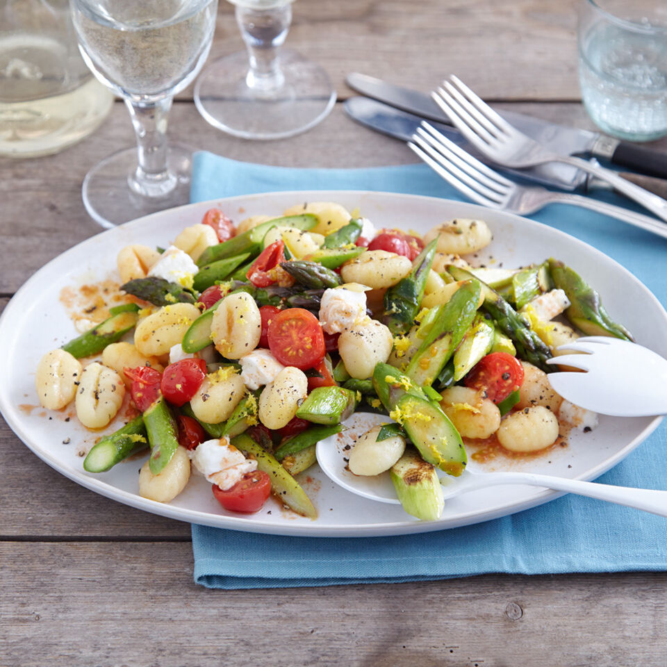 PutenwüRfel Mit GrüNem Spargel Und Zuckerschoten In Minz Pesto Mit ... PutenwüRfel Mit GrüNem Spargel Und Zuckerschoten In Minz Pesto Mit ...