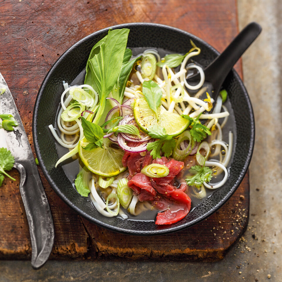 Vietnamesische Rindfleischsuppe mit Koriander, Zimt & Sternanis Rezept ... Vietnamesische Rindfleischsuppe mit Koriander, Zimt & Sternanis Rezept ...
