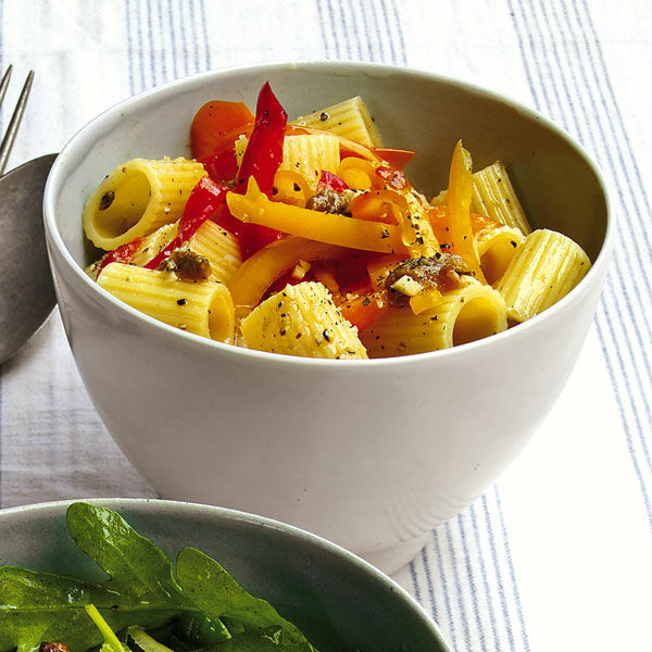 Nudel-Paprika-Salat mit Sardellen Rezept | Küchengötter