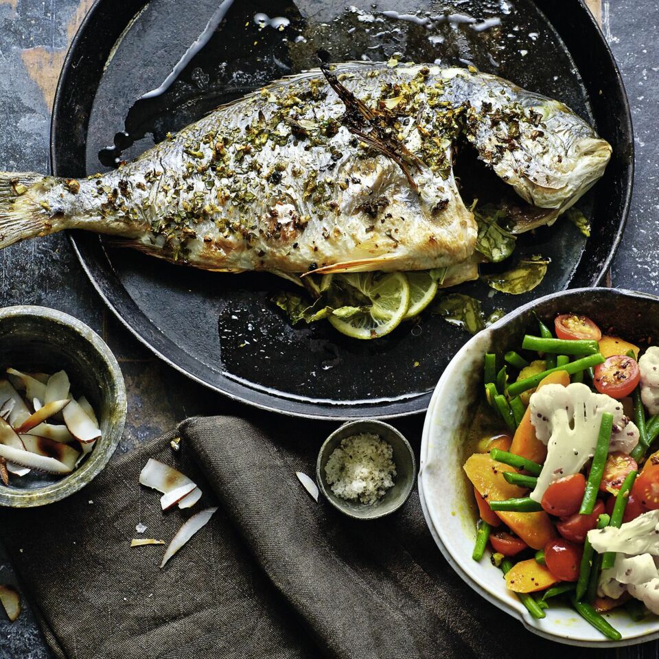 Dorade aus dem Ofen mit Gemüse-Curry | Low Carb Rezept | Küchengötter Dorade aus dem Ofen mit Gemüse-Curry | Low Carb Rezept | Küchengötter