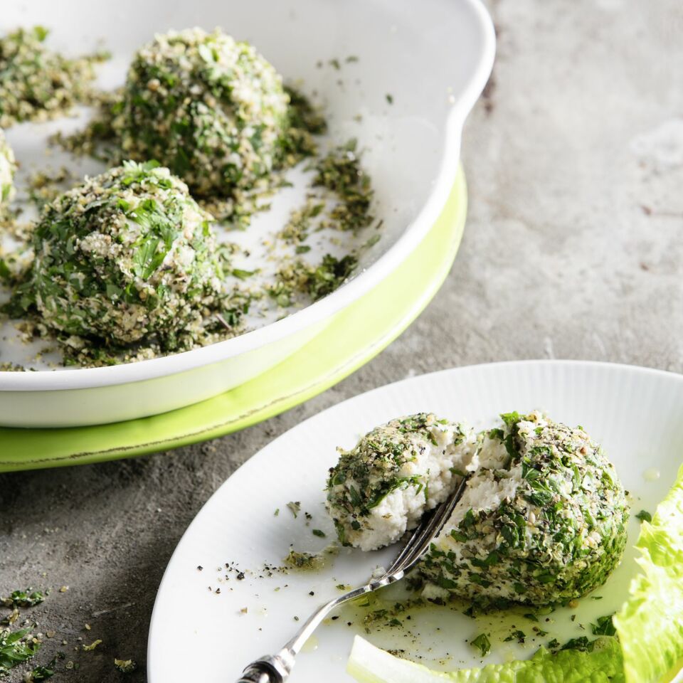 Veganer Mandelkäse im Gewürzmantel Rezept – selbst gemacht | Küchengötter Veganer Mandelkäse im Gewürzmantel Rezept – selbst gemacht | Küchengötter