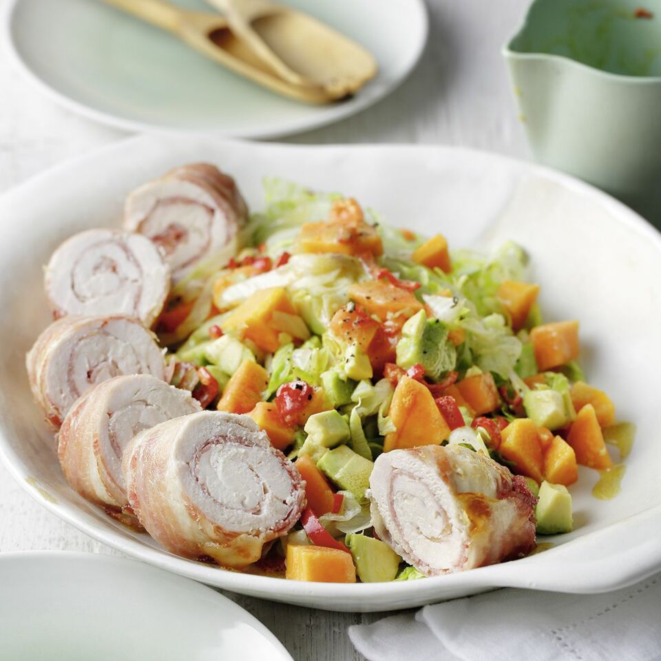 Avocado-Papaya-Salat mit Hähnchenroulade