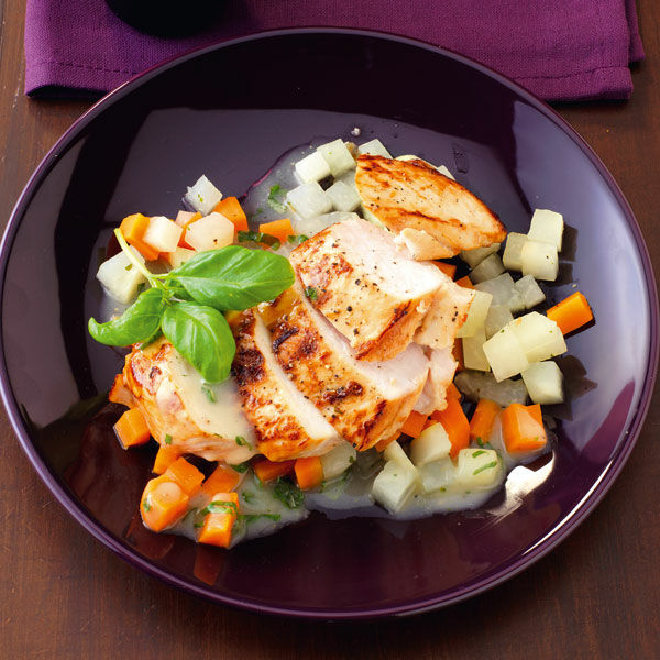 Marinierte Hähnchenbrust mit Gemüsewürfeln und Basilikumsauce Rezept ... Marinierte Hähnchenbrust mit Gemüsewürfeln und Basilikumsauce Rezept ...