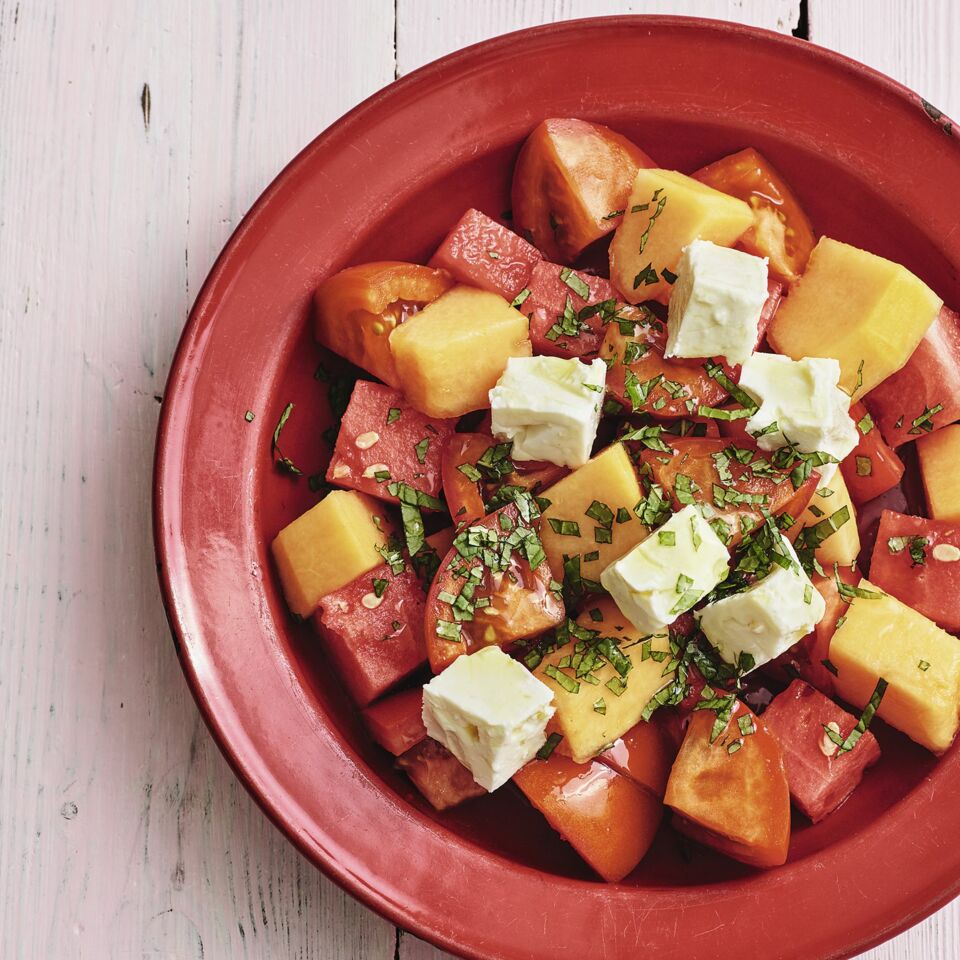 Tomatensalat mit Melone, Feta und Minze Rezept | Küchengötter Tomatensalat mit Melone, Feta und Minze Rezept | Küchengötter