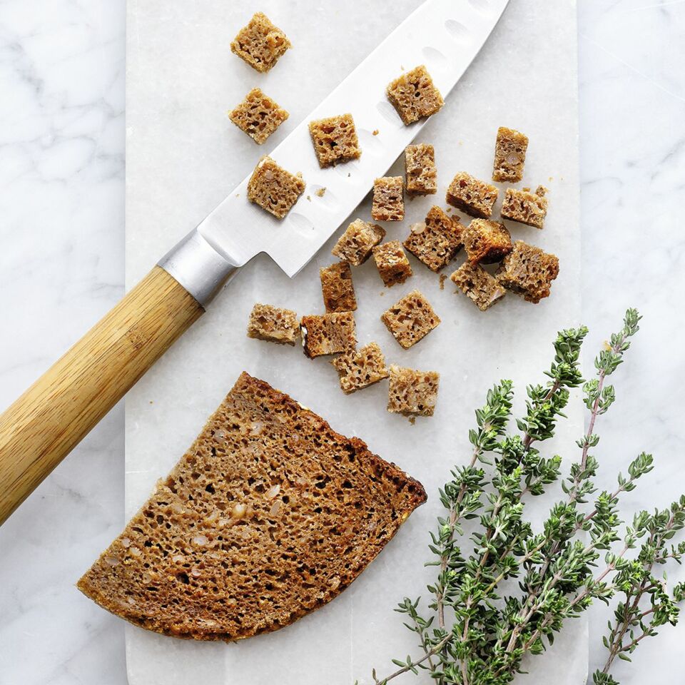 Käsesuppe mit Kräutercroutons Rezept | Küchengötter Käsesuppe mit Kräutercroutons Rezept | Küchengötter