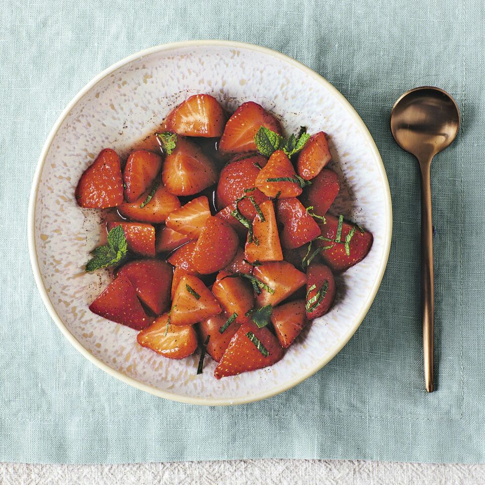 Erdbeersalat mit Minze Rezept | Küchengötter Erdbeersalat mit Minze Rezept | Küchengötter