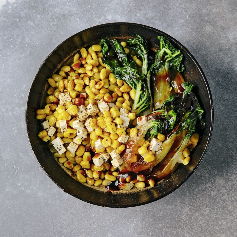 Sojabohnen-Bowl mit Pak Choi und Tofu Rezept | Küchengötter Sojabohnen-Bowl mit Pak Choi und Tofu Rezept | Küchengötter
