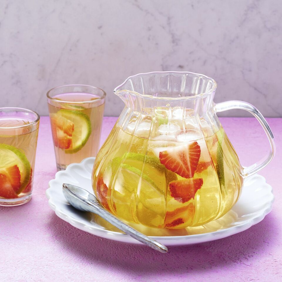 Zuckerfreie Erdbeer-Kräuter-Eistee Rezept | Küchengötter Zuckerfreie Erdbeer-Kräuter-Eistee Rezept | Küchengötter