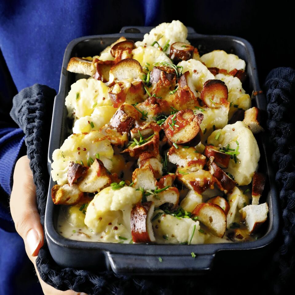 Blumenkohl mit Senf-Käse-Sauce und Brezelcroûtons Rezept | Küchengötter