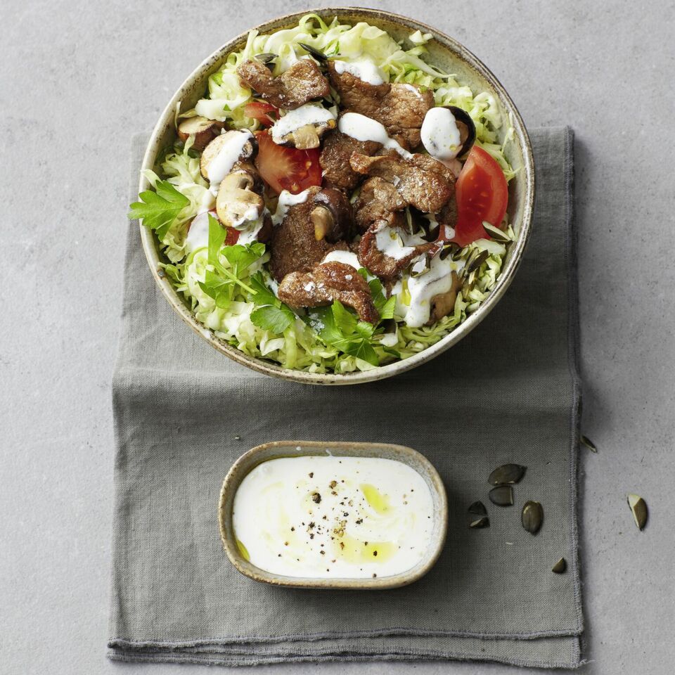 Krautsalat-Bowl mit Gyros Rezept | Küchengötter Krautsalat-Bowl mit Gyros Rezept | Küchengötter