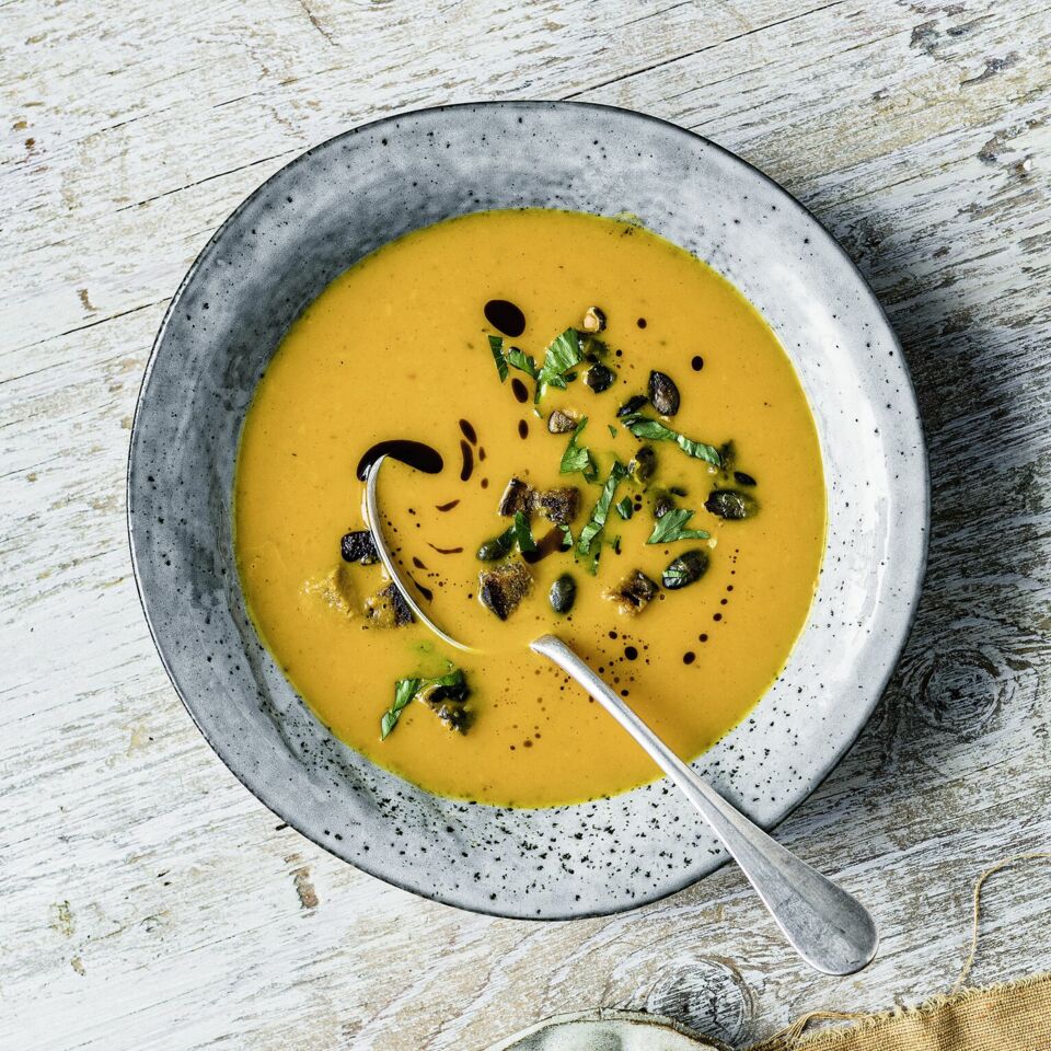 Kürbis-Kokos-Suppe mit Croûtons Rezept | Küchengötter