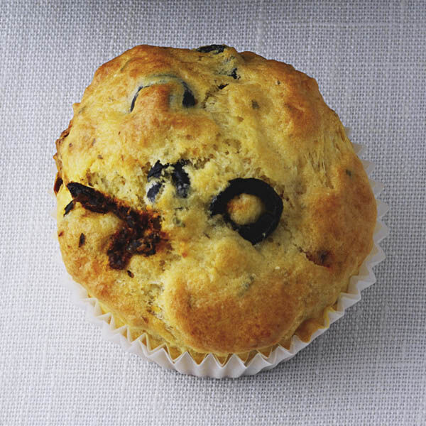 Pikante Muffins mit schwarzen Oliven Rezept | Küchengötter