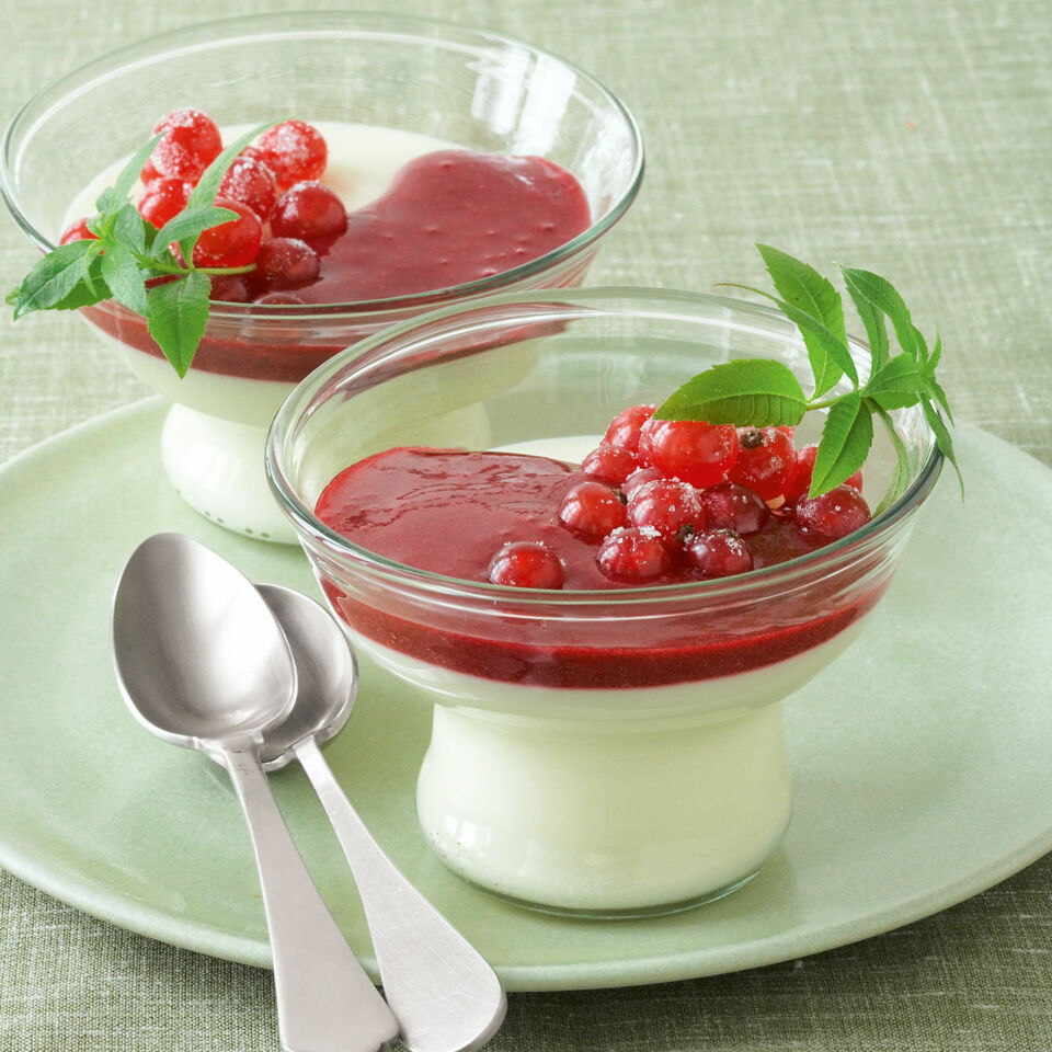 Quarkcreme mit Cassis-Sauce Rezept | Küchengötter Quarkcreme mit Cassis-Sauce Rezept | Küchengötter