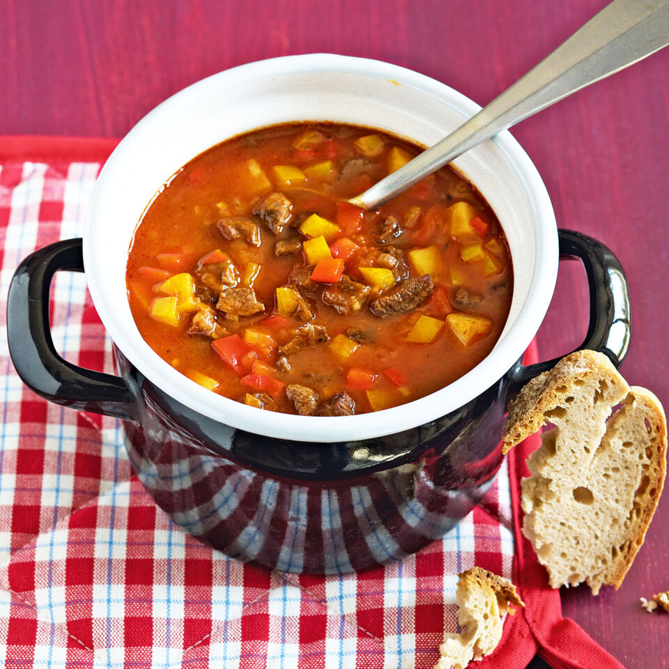Gulaschsuppe mit Paprika Rezept | Küchengötter