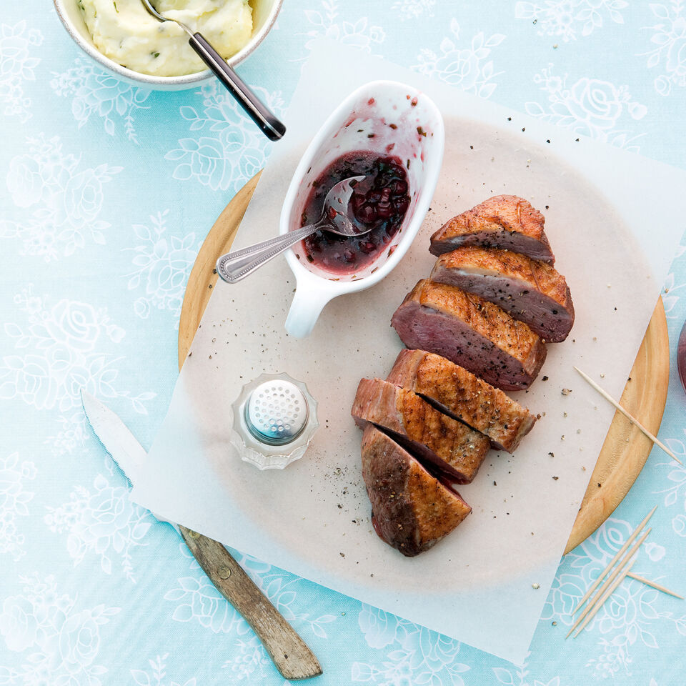 Knusprig-zarte Entenbrust mit Preiselbeersauce Rezept | Küchengötter Knusprig-zarte Entenbrust mit Preiselbeersauce Rezept | Küchengötter