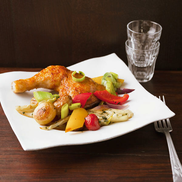 Hähnchenkeulen mit buntem Gemüse Rezept | Küchengötter Hähnchenkeulen mit buntem Gemüse Rezept | Küchengötter